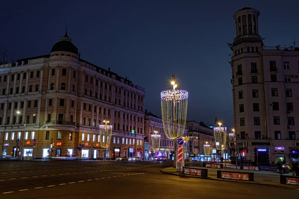 ロシアだモスクワだ2019年12月22日街は新年のお祝いの照明で飾られています。装飾された首都。ロシアへの旅行。クリスマスツリー. — ストック写真