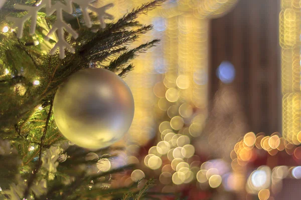 Bokeh colorido desenfocado luces de hadas de Navidad, Feria de Año Nuevo — Foto de Stock
