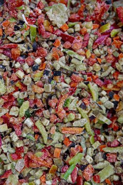 Mevsimlik sebzeler markette kutulara istiflenir..