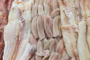 Tüketiciye Satılık balık pazarında maruz balık