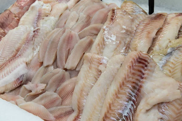 Pesce esposto nel mercato del pesce per la vendita al consumatore — Foto Stock