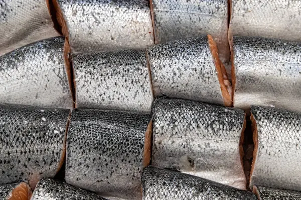 Pesce esposto nel mercato del pesce per la vendita al consumatore — Foto Stock