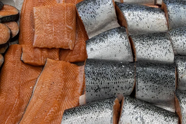 Pesce esposto nel mercato del pesce per la vendita al consumatore — Foto Stock