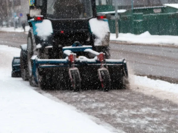 Traktor tisztítása járda hó hóeke és forgó kefe. — Stock Fotó
