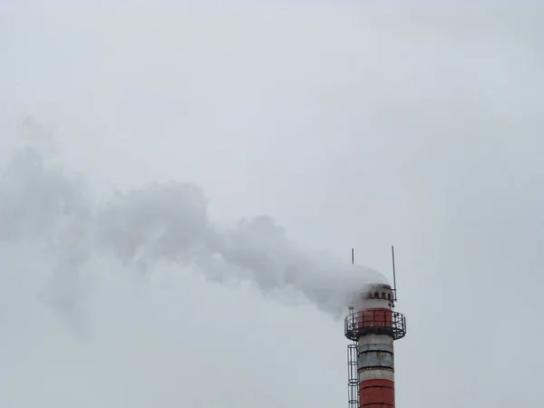 Humo del tubo de fábrica en el cielo azul —  Fotos de Stock