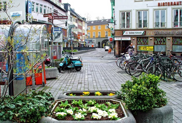 BONN, GERMANY - APRIL 2, 2018: The first spring flowers adorn the old streets of Bonn — 스톡 사진