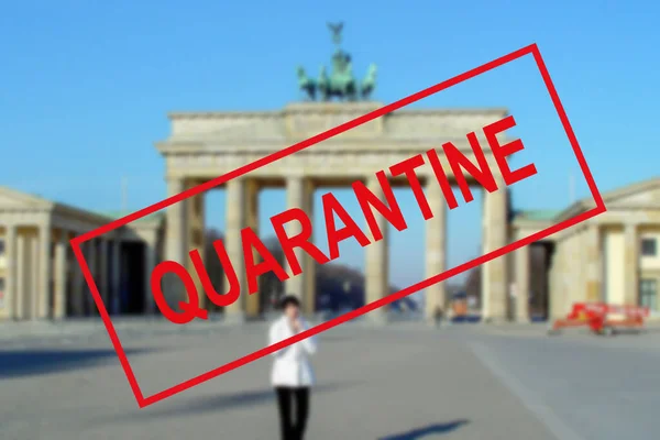 Avrupa 'da Coronavirus karantinası. Berlin 'deki Almanya' nın tarihi mimarisinin arka planına karşı bir metin. Koronavirüs salgınından etkilenen ekonomi ve finans piyasaları kavramı ve salgın korkusu.