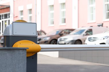 Otomatik güvenlik metal bariyeri durmaya ve yasak bölgeye giren araçları kontrol etmeye kapatıldı, ana girişe yerleştirildi, seçici odaklı, bulanık arkaplan. Güvenlik kavramı ya da yasak