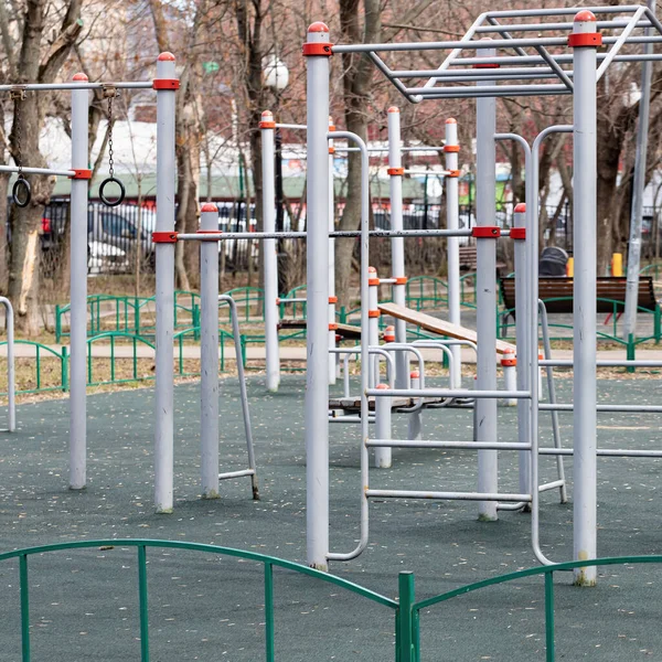 Güneşli Bir Bahar Gününde Merdivenleri Olan Boş Modern Bir Oyun — Stok fotoğraf