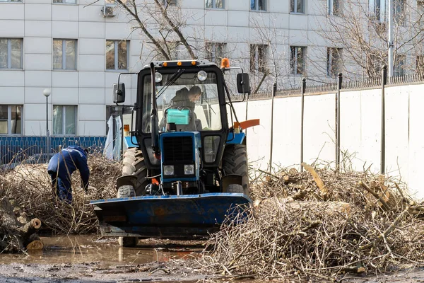 Servizio Miglioramento Città Conduce Pulizia Primavera Della Città Mosca Trattore — Foto Stock