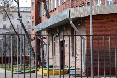 Okul Coronavirus yüzünden kapalı. COVID-19 küresel salgınında okulun kapanması. Seçici odaklanma. Halk sağlığı risk hastalığıyla mücadele.