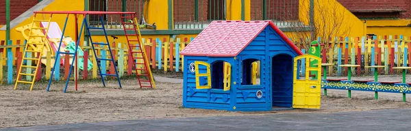 Parque Infantil Vacío Jardín Infantes Día Soleado Primavera Casa Plástico — Foto de Stock