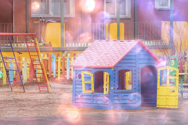 유치원의 빈터에서 말이죠 곳에서 어린이들을 재미있는 게임을 파란색 플라스틱 하우스 — 스톡 사진