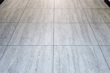 Döşeme döşemesi dokusu. Gri fayanslı zemin temiz durumda ve zemin için ızgara çizgileri var..
