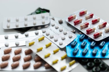 Su toplamış haplar ve haplar. Üst Manzara. Çeşitli tedaviler. Çeşitli ilaçlar ve haplar. Kapatın. Makro. Tıbbi konsept.