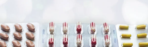 ブリスターパックのビタミンや錠剤 クローズアップ 背景がぼやけ テキストを挿入する場所 現代の医療と薬局 — ストック写真