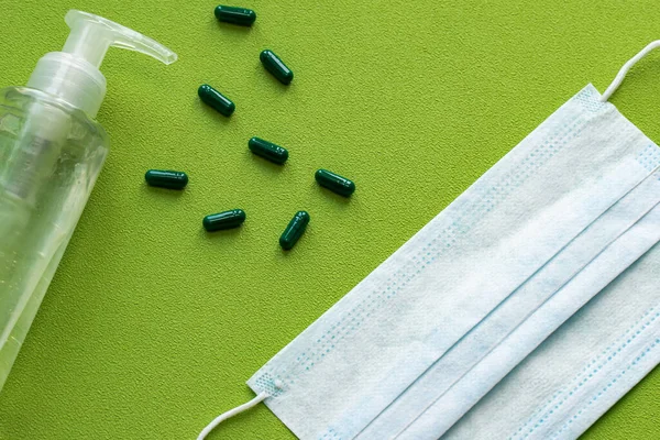 Koronavirüsü Önleme Yeşil Arka Planda Temizleme Jeli Tıbbi Koruyucu Cerrahi — Stok fotoğraf
