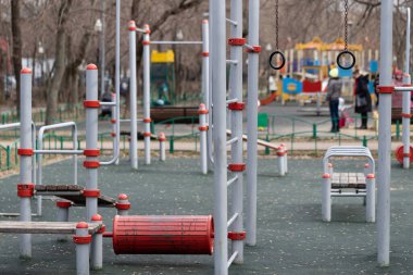Güneşli bir bahar gününde merdivenleri olan boş, modern bir oyun parkı. Çocukların açık hava aktiviteleri için ideal bir yer..