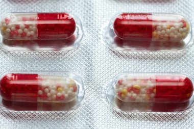 Su toplamış haplar ve haplar. Üst Manzara. Çeşitli tedaviler. Çeşitli ilaçlar ve haplar. Kapatın. Makro. Tıbbi konsept.