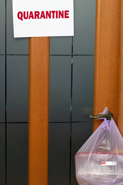 Самокарантин дома перед вспышкой вируса перед пандемией коронавируса. Постучитесь в дверь
