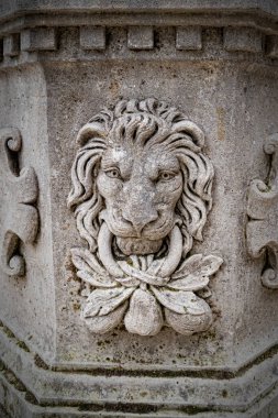 Binaların mimari tasarımı, sıva, sıva süsleri ve desenler, duvar dokusu. Moskova sokaklarında, halka açık yerlerde..