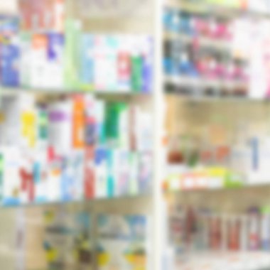 Raflarda ilaç ve vitamin takviyesi bulunan eczane tezgahı montaj sağlık ürünleri görüntüsü için soyut arkaplanı bulanıklaştırır