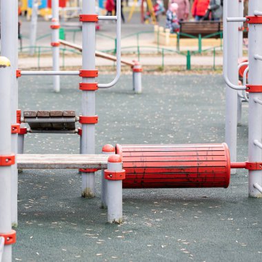 Güneşli bir bahar gününde merdivenleri olan boş, modern bir oyun parkı. Çocukların açık hava aktiviteleri için ideal bir yer..