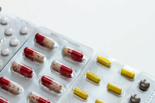 ブリスターパックのビタミンや錠剤 クローズアップ 背景がぼやけ テキストを挿入する場所 現代の医療と薬局 — ストック写真