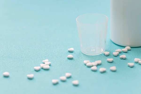 Vitaminler Tabletler Yakın Plan Mavi Arkaplan Metin Eklenecek Yer Modern — Stok fotoğraf