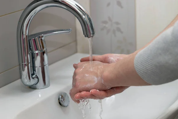 Homem Lavando Mãos Com Sabão Espuma Suds Protejam Contra Coronavírus — Fotografia de Stock