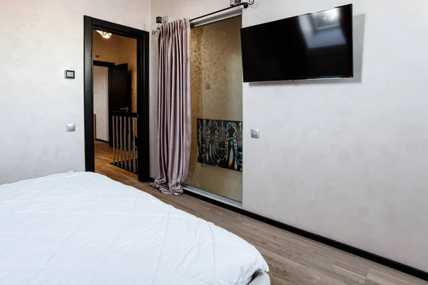 Elegant Modern Interieur Van Kamer Met Een Groot Comfortabel Bed — Stockfoto