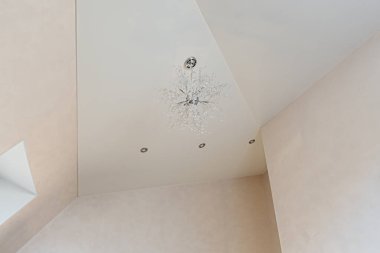 Modern tavan arasında Dormer penceresi olan çok aşamalı bir tavan.