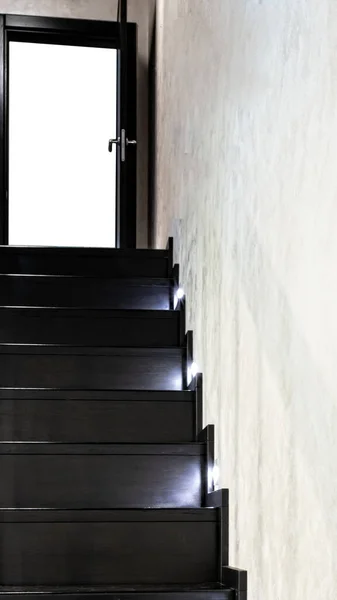 Escalera Moderna Madera Marrón Con Escalones Iluminados — Foto de Stock