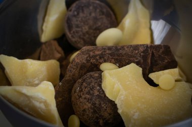 Kırık siyah acı çikolata ve beyaz sütlü çikolata parçaları. Şekersiz ev yapımı sağlıklı tatlı malzemeleri..