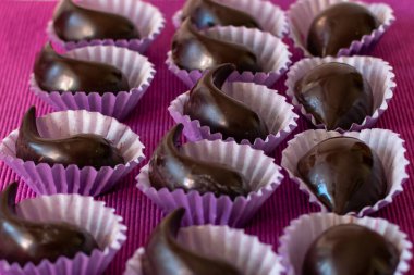 Doğal ve sağlıklı ev yapımı çikolatalar. Sevgililer Günü veya diğer tatiller için orijinal ve lezzetli bir hediye.