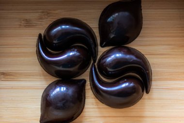 Doğal ve sağlıklı ev yapımı çikolatalar. Sevgililer Günü veya diğer tatiller için orijinal ve lezzetli bir hediye.