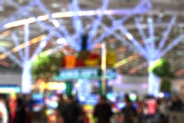 Alışveriş merkezinin bulanık görüntüsü ve arka plan kullanımı için insanlar