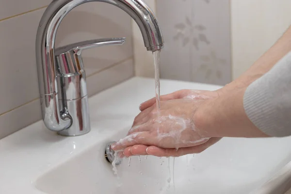 Pria Mencuci Tangan Dengan Sabun Dan Busa Lathering Lindungi Terhadap — Stok Foto