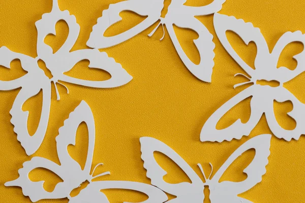 最小限のフラットレイ構成 トップビュー 黄色の背景に白い蝶 創造的な最小限の概念 コピースペース — ストック写真