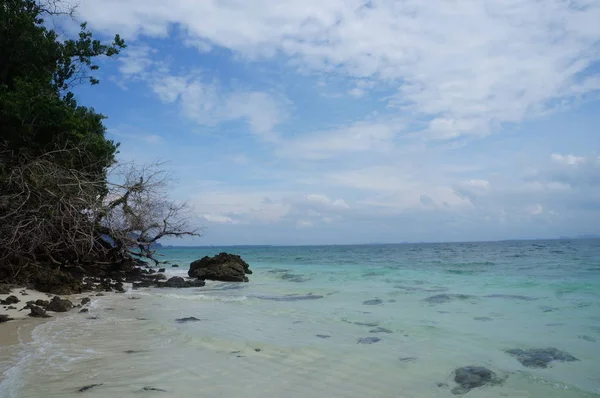 Tropikalny Krajobraz Błękitne Morze Piaszczysta Plaża Błękitne Niebo Zdjęciu Tło — Zdjęcie stockowe