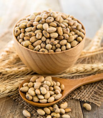 Ahşap kase ve tahta kaşık soya fasulyesi