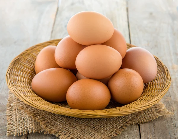 Uova di pollo su sfondo bianco — Foto Stock