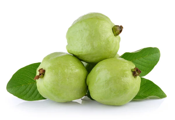 Guava op witte achtergrond — Stockfoto