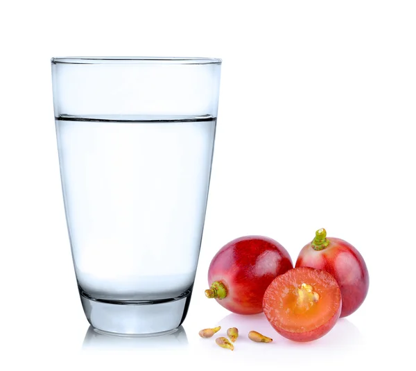 Bicchiere di acqua e uva isolato su fondo bianco — Foto Stock