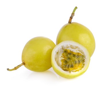 Beyaz arka planda tutku meyvesi