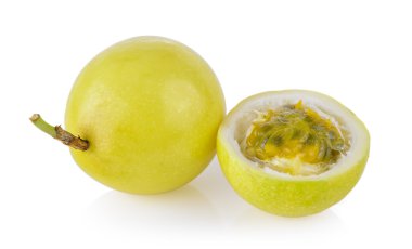 Beyaz arka planda tutku meyvesi