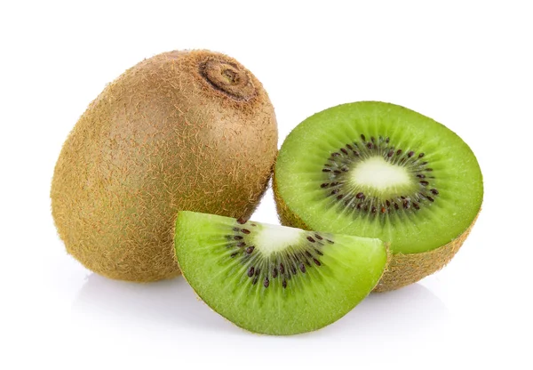 Ganze Kiwi-Früchte und seine aufgeschnittenen Segmente auf weißem Hintergrund — Stockfoto