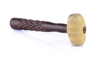 Beyaz arka planda izole edilmiş tahta saplı lastik çekiç.