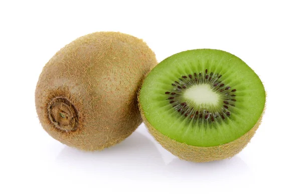 Ganze Kiwi-Früchte und seine aufgeschnittenen Segmente auf weißem Hintergrund — Stockfoto