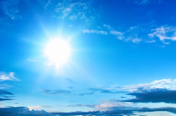 Blå himmel med moln och sol — Stockfoto